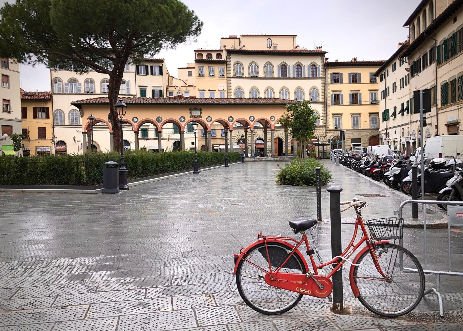 Eine ruhige Piazza in Florenz, abseits der Touristenmassen
